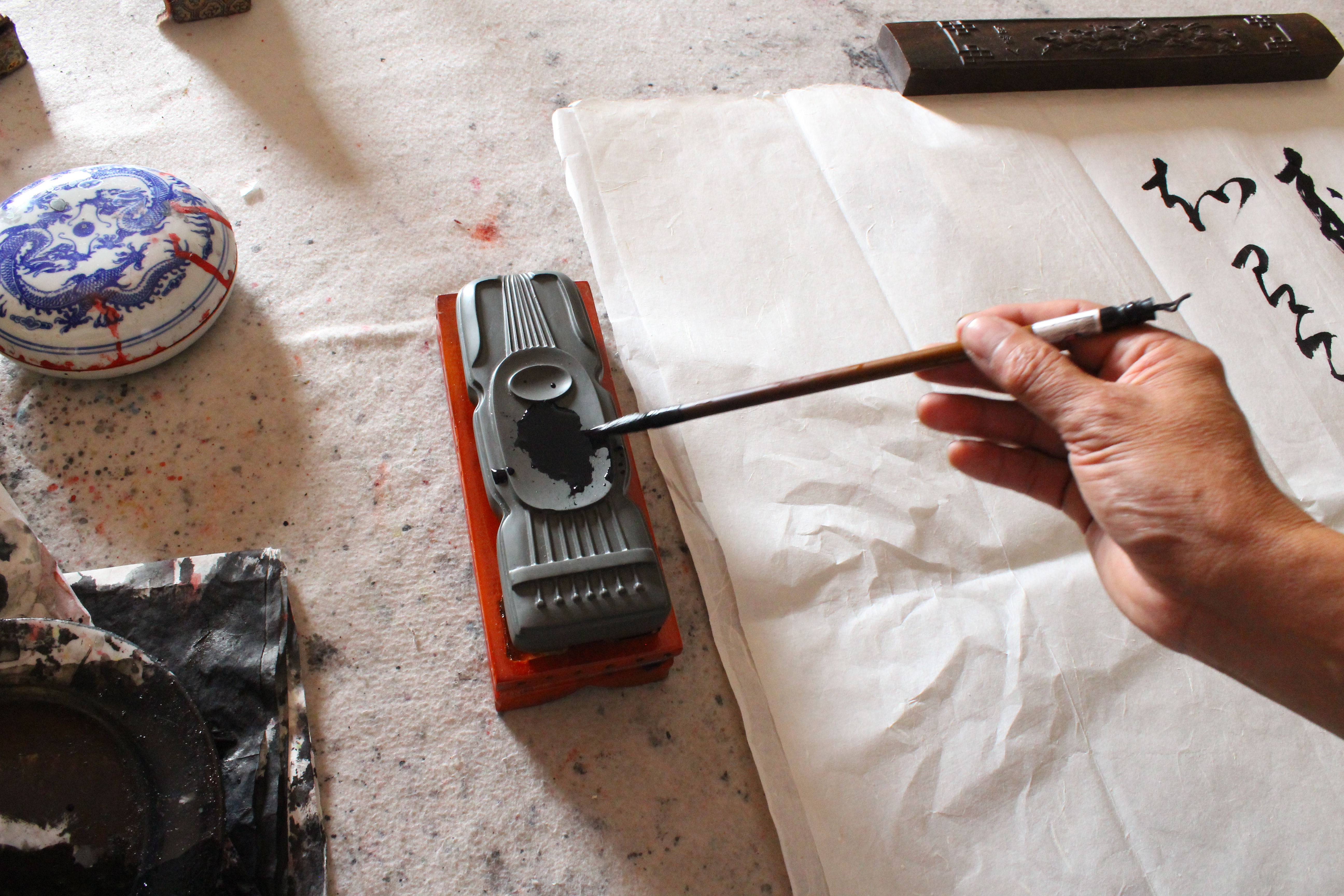 更是赖以生存的灵魂伙伴,苏轼亦谓之: "我生无田食破砚,尔来砚枯磨不