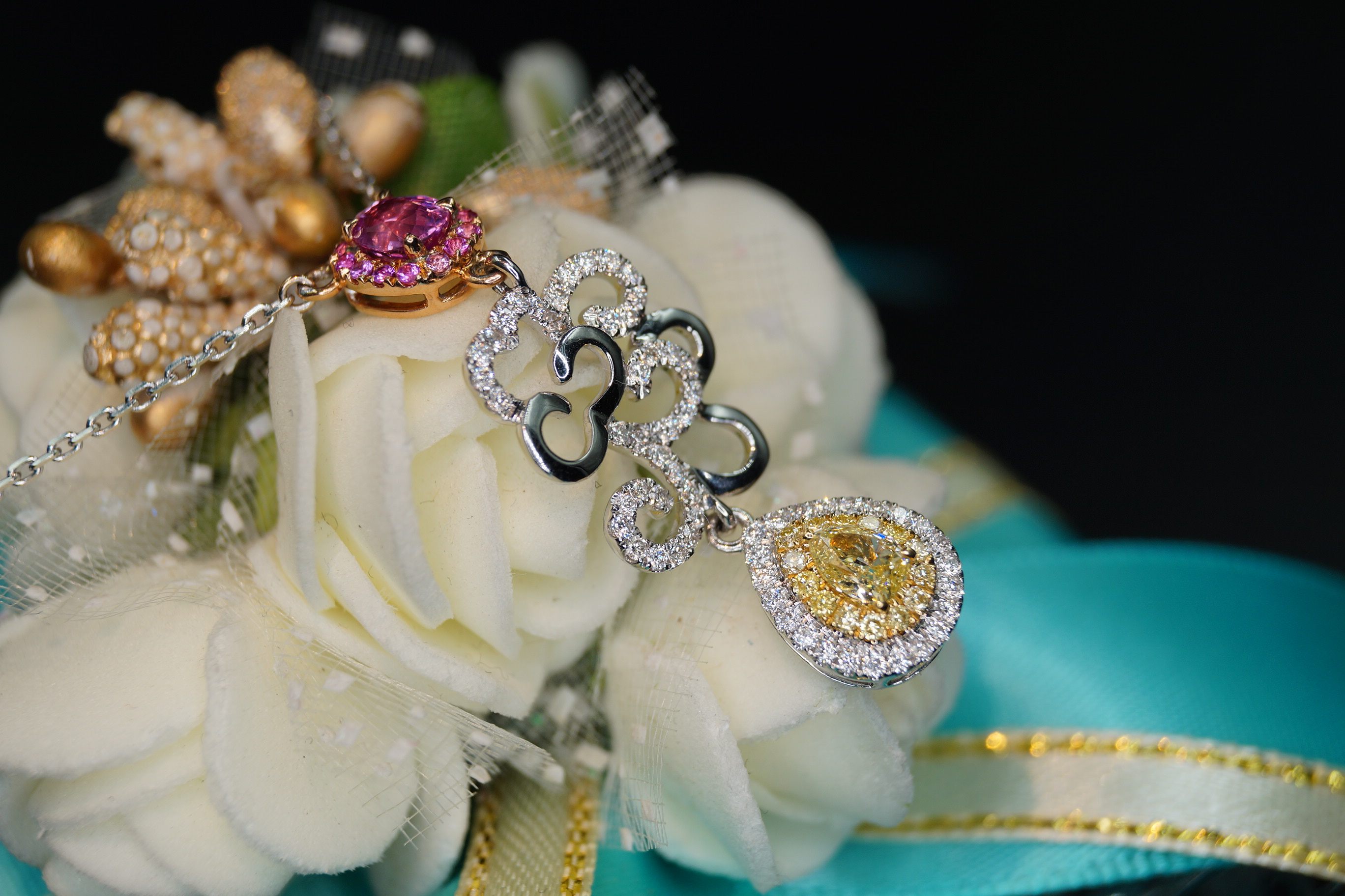 花藤-18k白金黄彩钻石女项链吊坠配证书支持复检