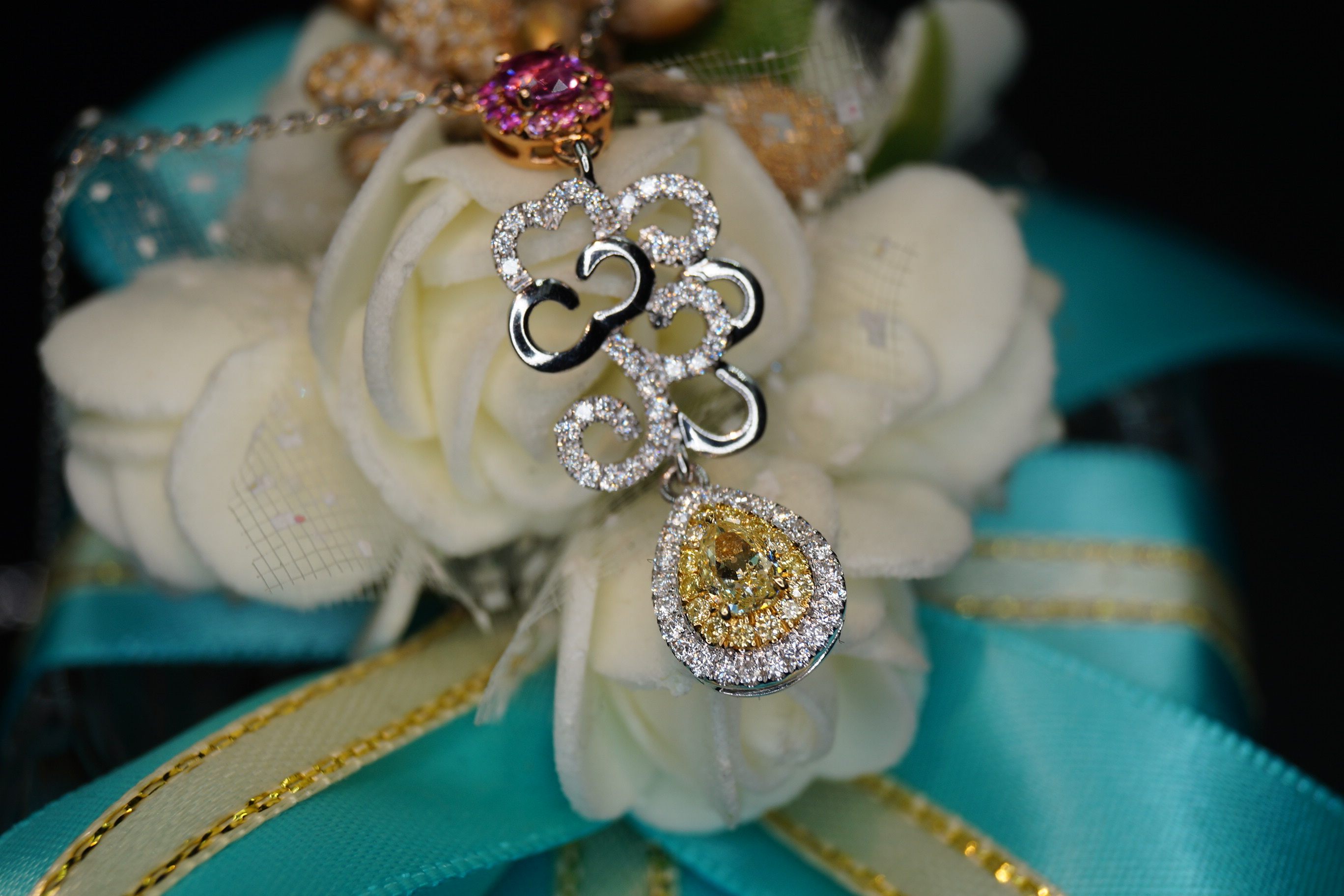 花藤-18k白金黄彩钻石女项链吊坠配证书支持复检