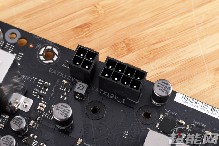 主板上的电容除了音频区域外都是富士通的fp10k固态电容 cpu供电散热