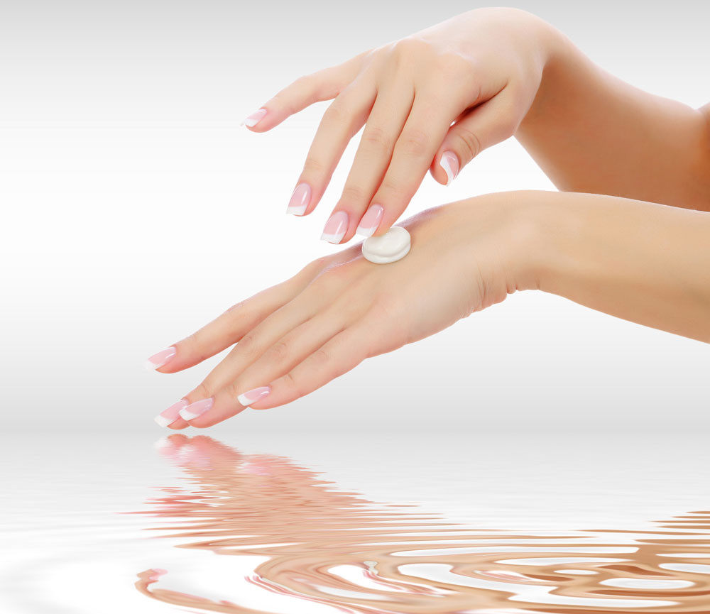 我们要做的就是随时补涂护手霜啦~市面上的护手霜一般分为两种类型:"