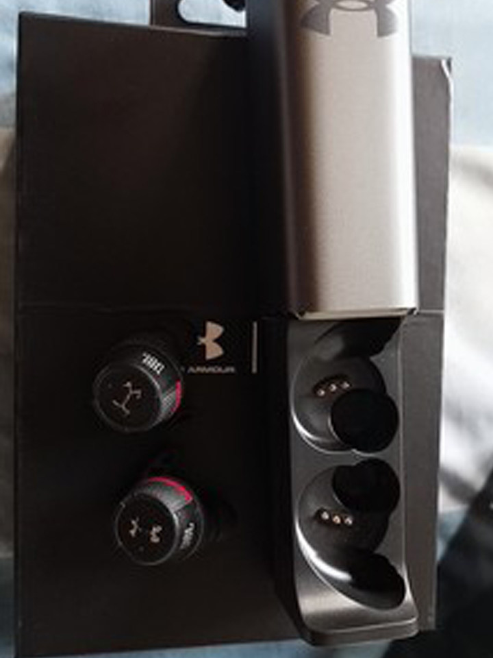 jbl小黑盒无线蓝牙运动耳机