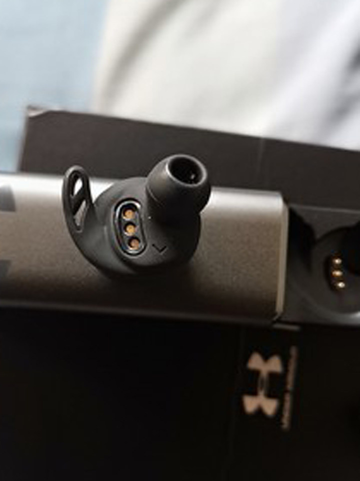 jbl小黑盒无线蓝牙运动耳机