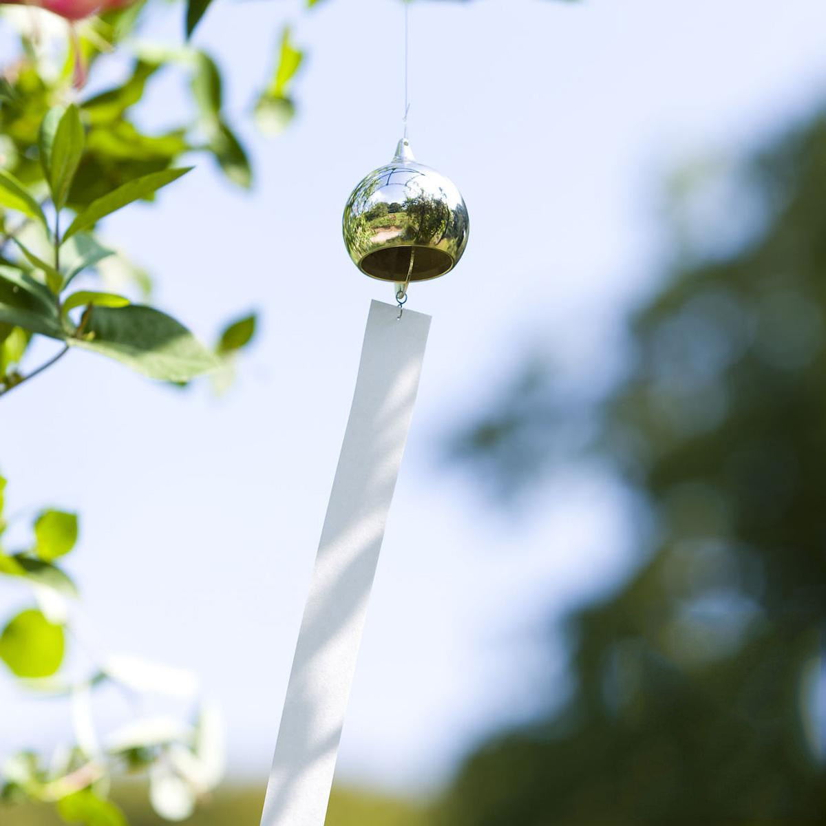 在木制的窗檐上挂上一个单个的铁质风铃,这让本来文艺的意境之外更