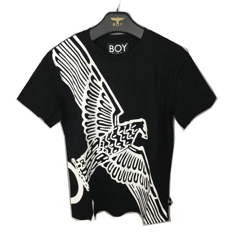 去购买  它宽大的剪裁,白色的衣身以及胸前巨大的标志性黑色飞鹰logo