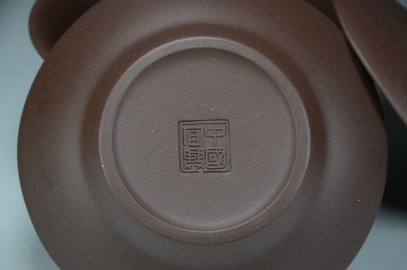 容量:230ml 泥料:一厂老紫泥 底款:中国宜兴 本品为一厂90年代出口