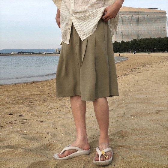 MRDONG Korean men's clothing purchasing agent rayon thin draped semi-elastic double pleated Hong Kong style wide-leg casual shorts
MRDONG Korean men's clothing purchasing agent rayon thin draped semi-elastic double pleated Hong Kong style wide-leg casual shorts