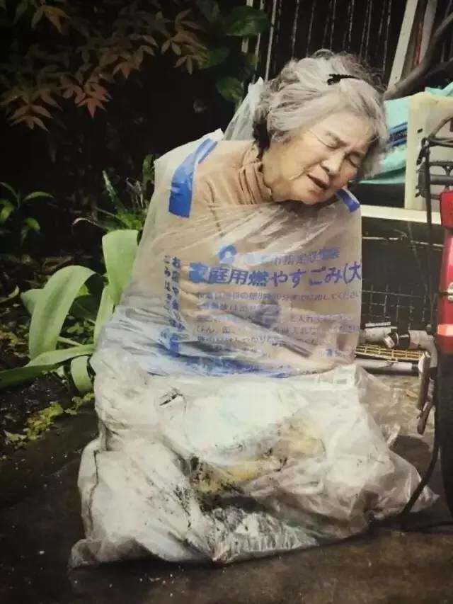 88岁老奶奶迷上自拍!搞怪自拍笑掉大牙