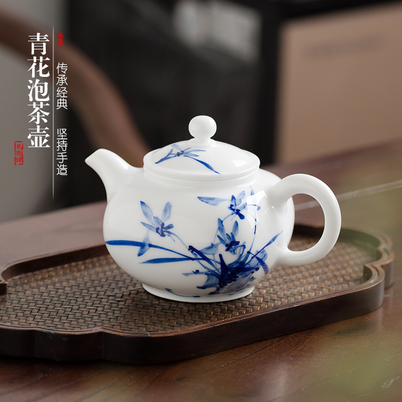 . Poly real view jingdezhen ceramic teapot filtering hand - made kung fu tea set of blue and white porcelain tea hand grasp small single pot