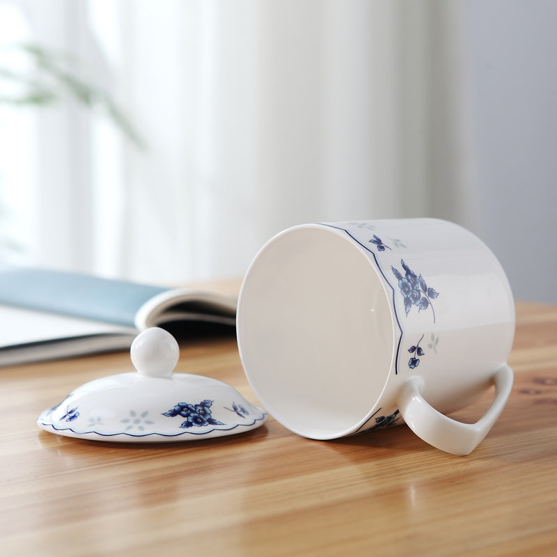 Jingdezhen ceramic cups with cover the office blue and white glass cup of ipads China contracted hotel and meeting a cup of tea cups