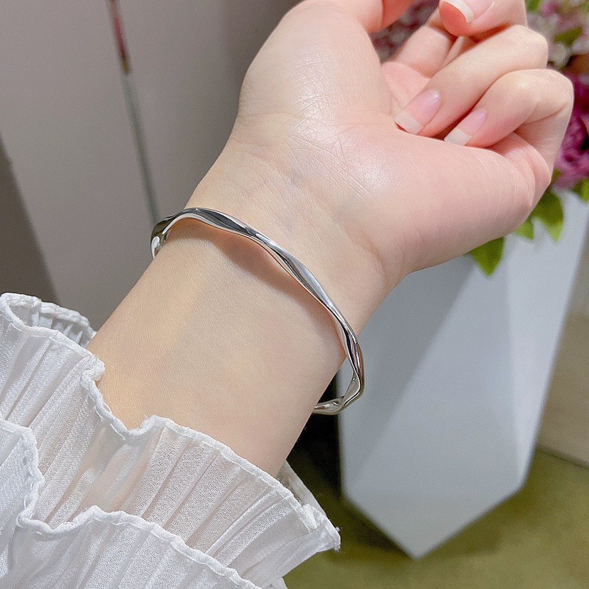 荣盛银饰足银999.9手镯女高级感素圈闭口莫比乌斯手环女生礼物