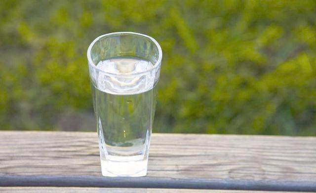 4:用温盐水漱口,或含在口中,保持一段时间,可促进唾液分泌,缓解严重