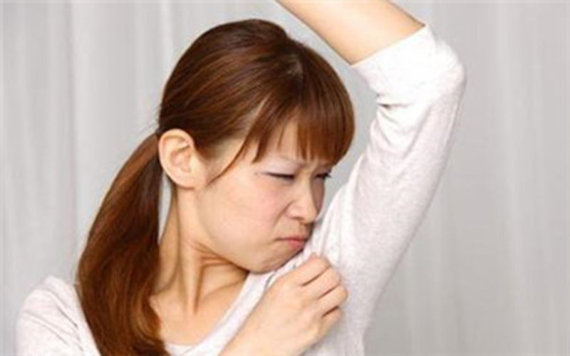 腋下的异味由于与狐狸肛门的气味相似,所以常被成为狐臭.