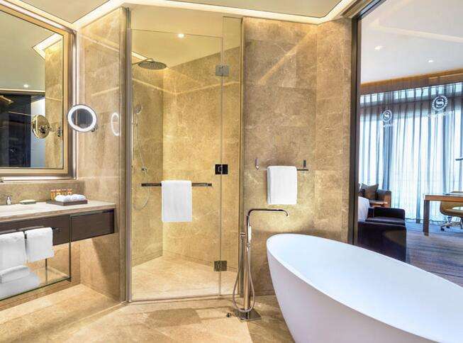 卫生间都比较湿滑,往往容易摔倒,做成透明玻璃的话,就可以第一时间