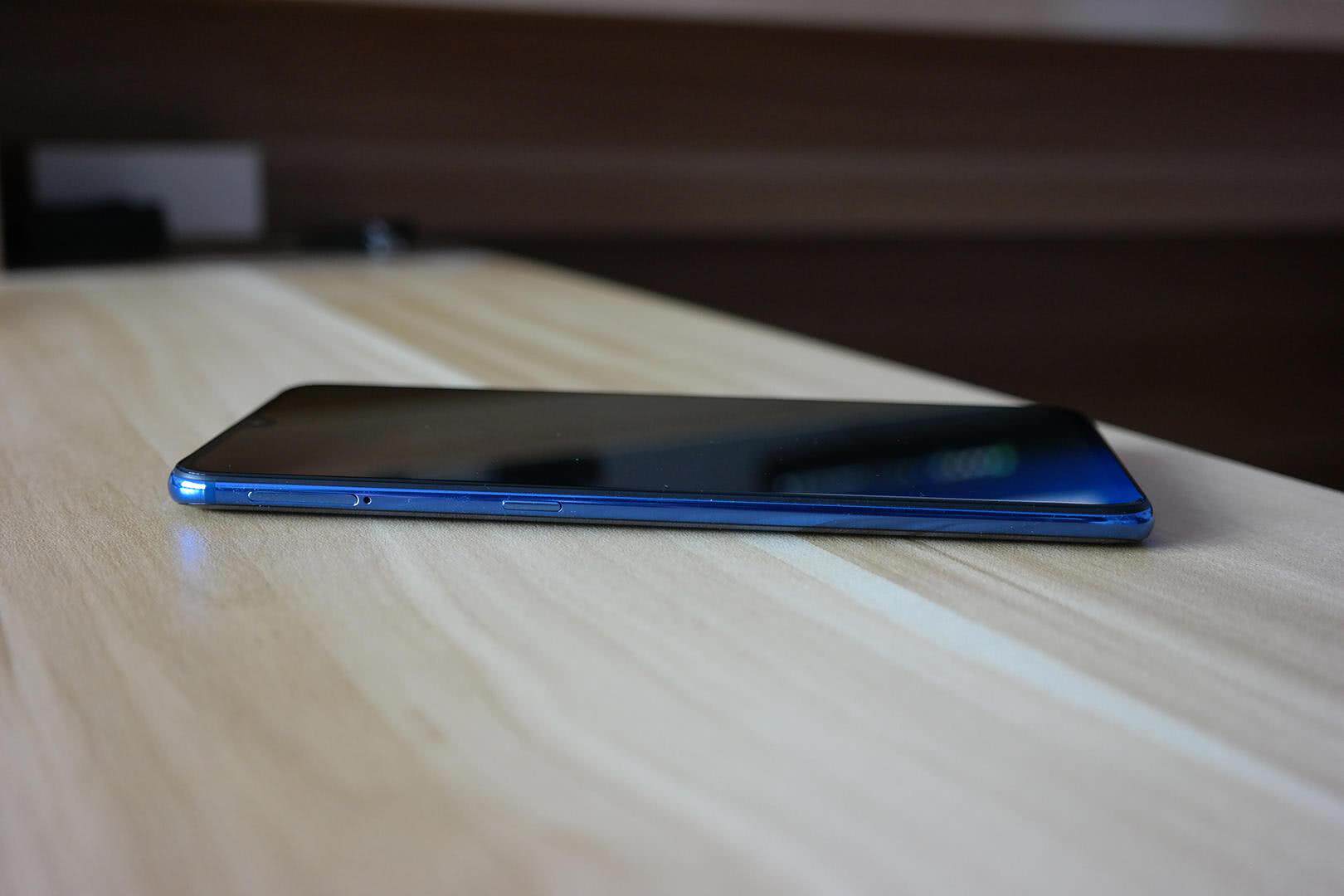 小米9背面,在特定的光线和角度下,小米9全息幻彩蓝就是蓝色的,但其实