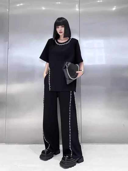 Large size fat mm two-piece set for women's niche design short-sleeved bead fashion suit slit T-shirt + slimming wide-leg pants
Large size fat mm two-piece set for women's niche design short-sleeved bead fashion suit slit T-shirt + slimming wide-leg pants