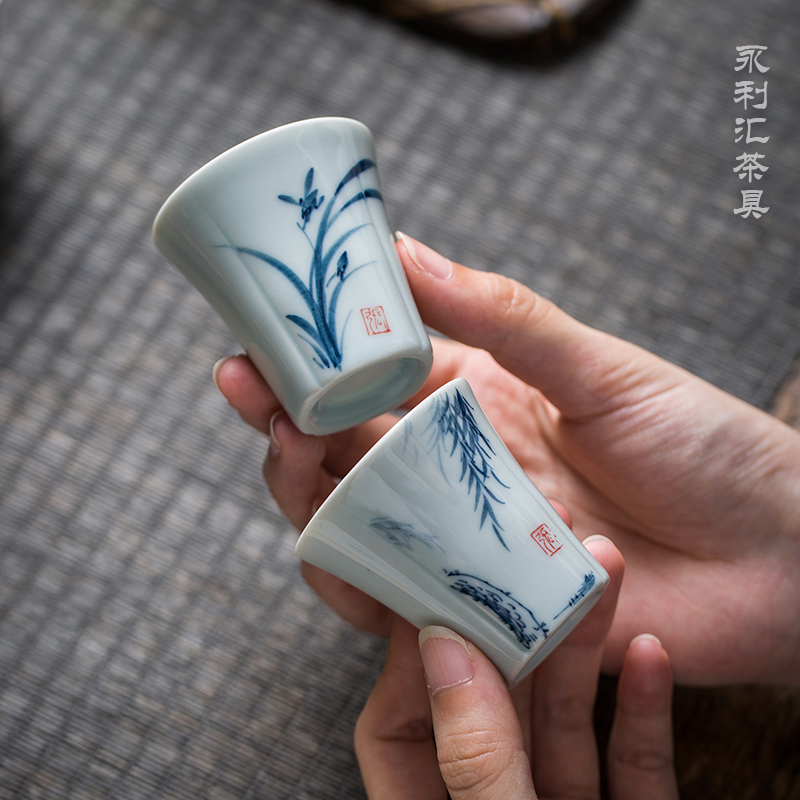 Hand made blue and white porcelain cup small kung fu tea set a single single CPU master cup Japanese tea taking tea cup