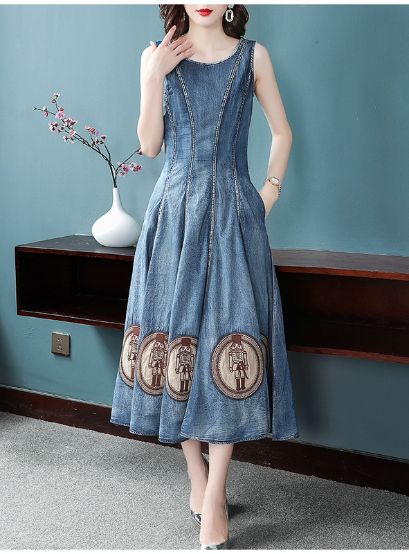 Isaly2021 mùa xuân và mùa hè phong cách mới váy dài thời trang châu Âu retro thêu denim lớn váy áo vest nữ quần áo - Váy dài