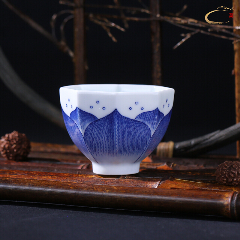 Jingdezhen blue and white net lotus and auspicious pure manual master cup eight square cup kung fu tea cup hand - made sample tea cup