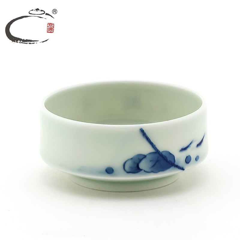 Jingdezhen blue and white the qing swim cup and auspicious hand - made kung fu tea tea sample tea cup, celadon teacup masters cup