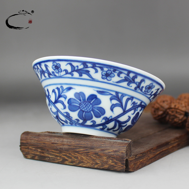 And auspicious jing DE up jingdezhen blue And white tie chrysanthemums cup hand - made ceramic kung fu tea cups sample tea cup