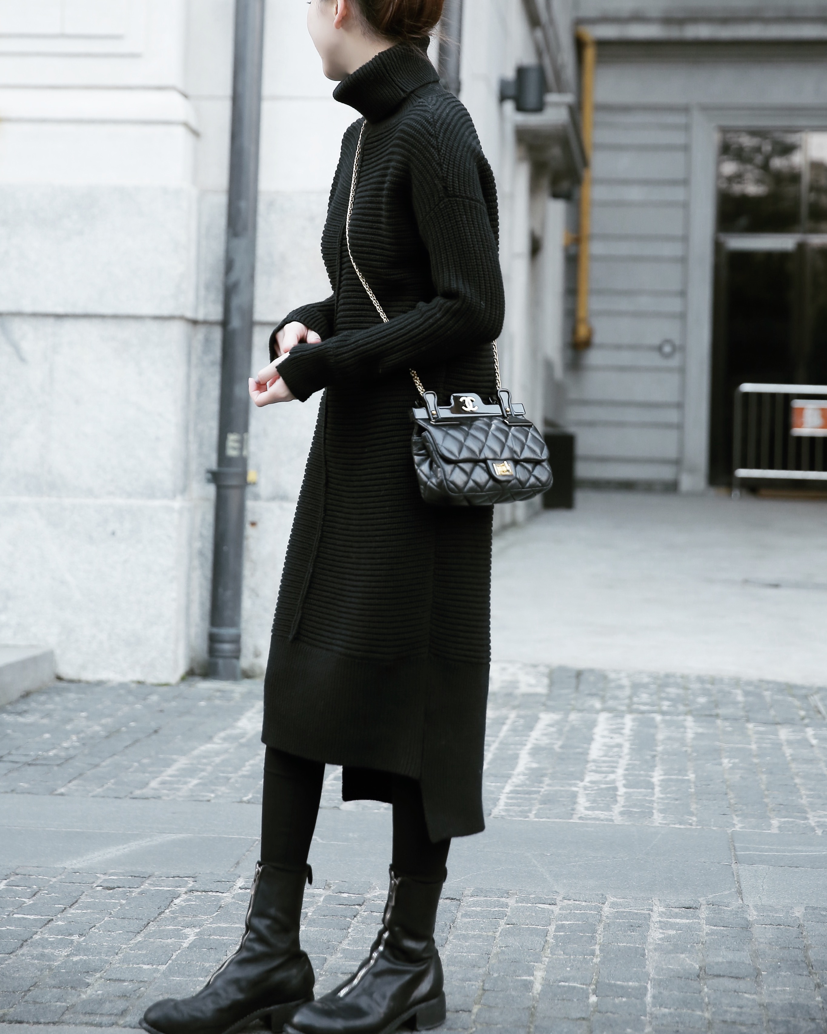 黑色高领修身针织连衣裙