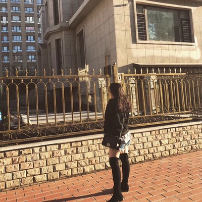 下单前咨询过客服尺码， 因为现在怀孕， 脚有一点浮肿，按日常穿的码数拍尺码刚好， 穿起来很舒适 ，主要还是颜值在线啦 ~