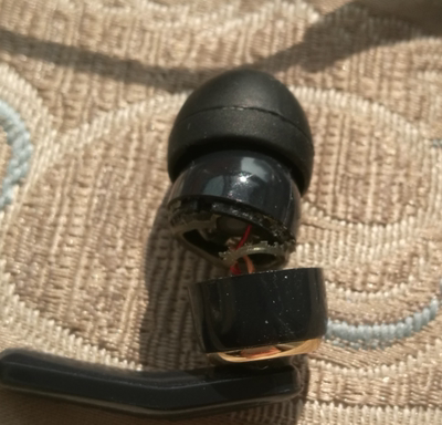 买了5个月,脱胶开裂,官方不承认质量有问题,也不质保,差评