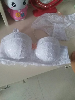 文胸很好 很聚拢蕾丝不扎  穿起来也性感  特别适合小胸平胸的美眉还送内裤   喜欢的亲们可以购买