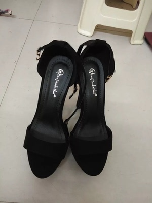 收到很喜欢，挺精致的，上脚舒适，走路也不会累脚，发货速度快，值得推荐