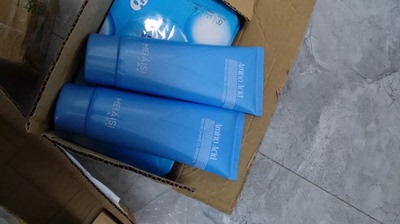 洗面奶的确很好用，泡沫丰富，控油效果挺好的，洗完很清爽，不油腻，洗完也不紧绷.也不干燥，挺干净的，保湿滋润，淡淡的清香，很好闻，皮肤越来越白嫩了，用了段时间发现我脸上的毛孔已经变小很多了，真的好棒啊！不仅清洁到位，还能改善各种肌肤问题，就喜欢这种的。用量很省，早晚一次，借助起泡网气泡很丰富，洗在脸上爽歪歪的，一只能使很长时间。然后对皮肤也没有什么刺激。价格实惠，会回购的。店主人很好很用心，质量非常好，服务态度也很好 ，热情解答疑有什么问题也是急时解决，回复很快，&nbsp;这家店总得来说不错 ，以后有需要的时候还会光顾 ，卖家发货速度也是特别快都很满意！物流也很快 ，快递小哥送货速度快，包装的特别好，。包裹的严严实实没有任何破损。绝对五分好评，赞赞赞。祝卖家生意兴隆，财源广进哦 &nbsp; &nbsp;