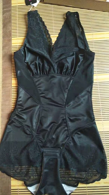 塑身衣收到真的特别的好。而且还很修身，面料摸着也特别的舒服。我家姑姑特别的满意，客服服务态度也很好，大赞！大爱！