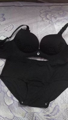 黑色很好看，配赠了内裤，料子很舒服，好几次在这家买东西，真的很好，强烈推荐啊