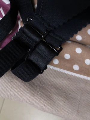 黑色很好看，配赠了内裤，料子很舒服，好几次在这家买东西，真的很好，强烈推荐啊