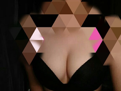 文胸是一片式的，穿上舒服无束缚，质量也是棒棒的，薄款设计，很喜欢！