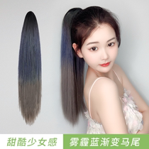 The wig ponytail female grabbing clip gradually changes to the ponytail to ponytail