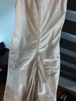 已经是第三次买了，第一次买了两件三角的，因为同事们都说三角的穿着舒服些，第二次买的一件平角的试了一下，觉得平角更适合我。这次双十一，又买了一件平角的，比平时只便宜了几块钱。说一下我多次回购的原因：第一主要是这个衣服穿着不嘞人，可以不穿胸罩，胸部不嘞，而且腹部也不勒人（当然腹部朔身就不明显了），想要收腹朔身的亲们有必要考虑一下。第二最重要的是这个塑身衣可以护腰护胃，一到秋冬季节，我的腰和胃就特别怕冷，特别是胃受了凉就疼。穿上这个味，基本上没受凉了。15颗星好评