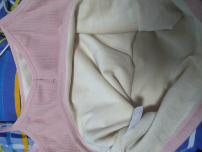 还没有穿，不过粉粉的挺好，00后不喜欢多穿，只好买个加绒的吊带啦，别冻到嘛