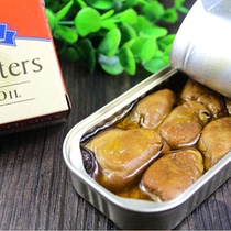 Five boxes of canned smoked oysters exported to Europe and the United States oysters oysters mens snacks canned seafood
