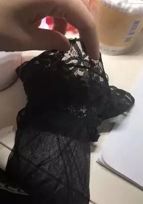 很紧，没有下滑，穿着很舒服。物流速度也很快哦，这么远地方几天就到了，东西很不错