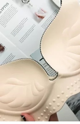 这款是很舒适面料的，手感光滑细腻，快递也非常的快。客服小姐姐非常耐心的为我们挑选合适的码数。为此我要为客服小姐姐点赞笔芯，最后祝卖家生意兴隆，财源广进，大大卖卖，笔芯笔芯笔芯爱心爱心