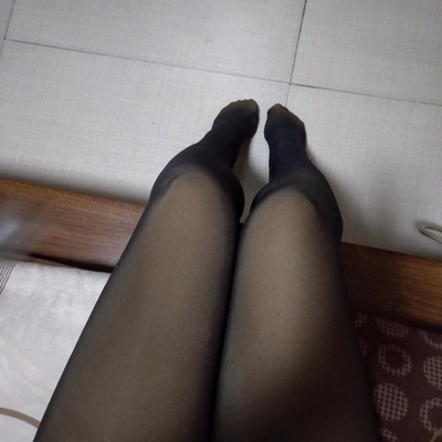 丝袜收到了,穿起来看上去好像很透,弹力很大穿起来不紧绷,还很显瘦的,适合秋天的时候穿,性价比也挺高,最满意的是质量非常的好,客服服务也很好很耐心 丝袜收到了,穿起来看上去好像很透,弹力很大穿起来不紧绷,还很显瘦的,适合秋天的时候穿,性价比也挺高,最满意的是质量非常的好,客服服务也很好很耐心