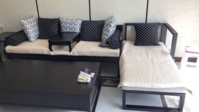 和店家描述一致。东西质量很好摆放到客厅效果不错。木质挺好款式好看大方。老公很满意