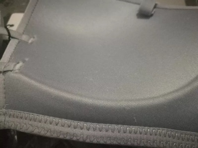 穿了一整天，出去玩，不会往下掉，而且不勒，穿吊带露肩的衣服必备。杯面很舒服，二分之一杯型衣服，很好搭配衣服，内裤质量也很好。