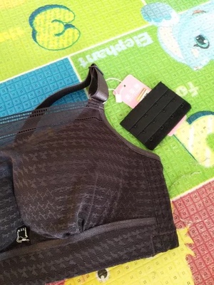 早就收到宝贝了，物流速度很快，质量也挺好的，这个价格很划算