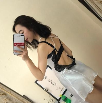 衣服和想象中一样，质感挺不错的，滑滑的，凉凉的，老公说穿上很性感，