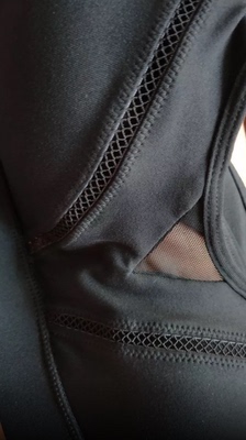 衣服质量很好，料子舒服透气，试穿了下很有型，真的是太喜欢了，还会再来的