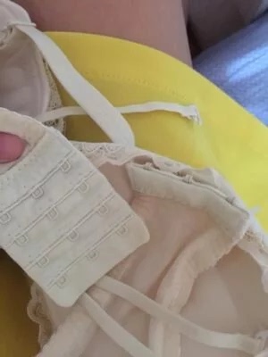 清爽颜色很正，材质很透气，送的加长的扣也好实用，尺寸标准可以方便自己调节。清爽颜色很正，薄薄的很透气，加送的排扣也好实用，尺寸标准可以方便自己调节。，就要这种无钢圈透气型的，那个手掌型的设计好喜欢，小胸妹子穿着也好看。跟以前穿的厚杯文胸形成对比，以后肯定会回购的