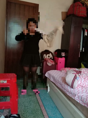 快递很快,两天就收到了,可是有点失望,裙子那纱边好粗,刺肉的,穿起来腿痒,扎腿的。放在那里压箱底,退太麻烦。 快递很快,两天就收到了,可是有点失望,裙子那纱边好粗,刺肉的,穿起来腿痒,扎腿的。放在那里压箱底,退太麻烦。