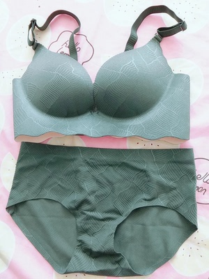 这款是很舒适面料的，手感光滑细腻，快递也非常的快。客服小姐姐非常耐心的为我们挑选合适的码数。为此我要为客服小姐姐点赞笔芯，最后祝卖家生意兴隆，财源广进，大大卖卖，笔芯笔芯笔芯爱心爱心